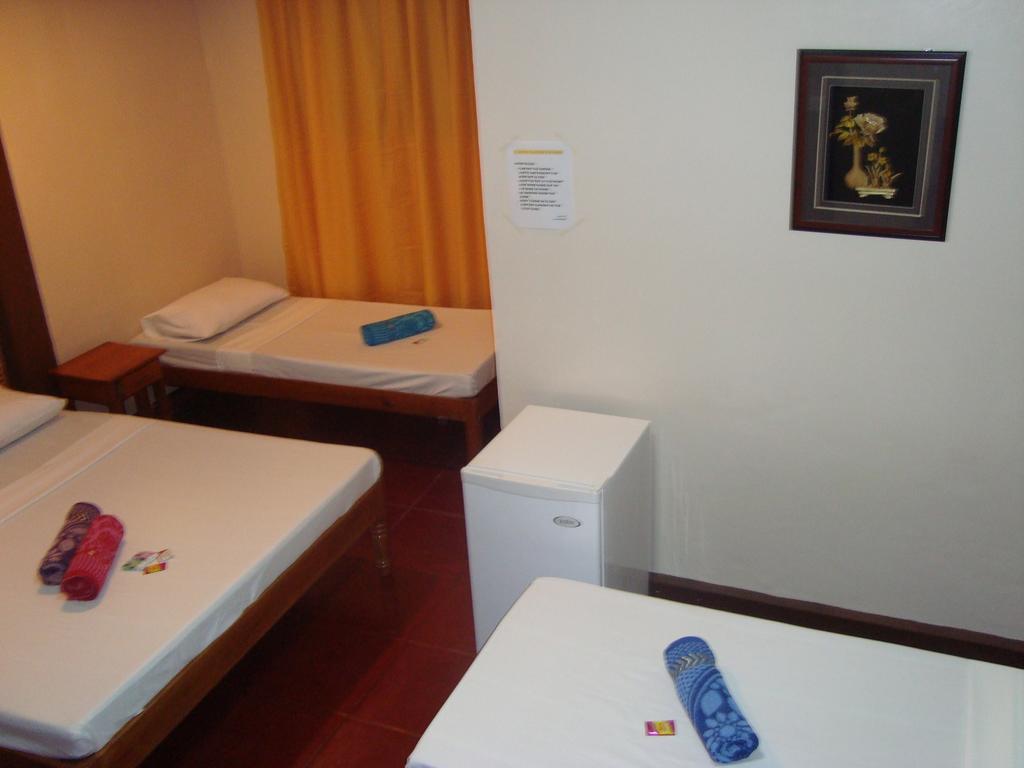 El Gallo Traveler'S Pension Puerto Princesa Esterno foto