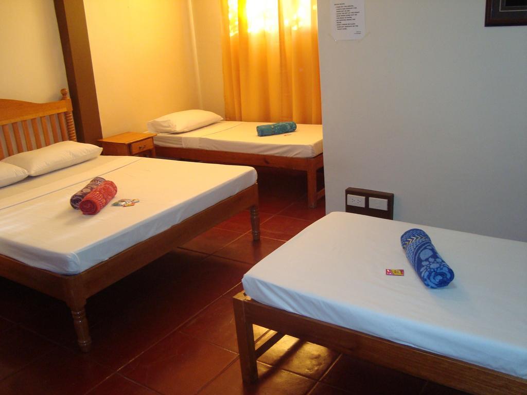 El Gallo Traveler'S Pension Puerto Princesa Esterno foto